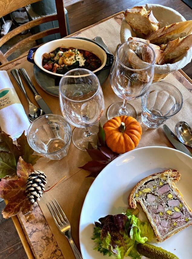 la-haut-sur-la-colline-restaurant-table-plat-automne
